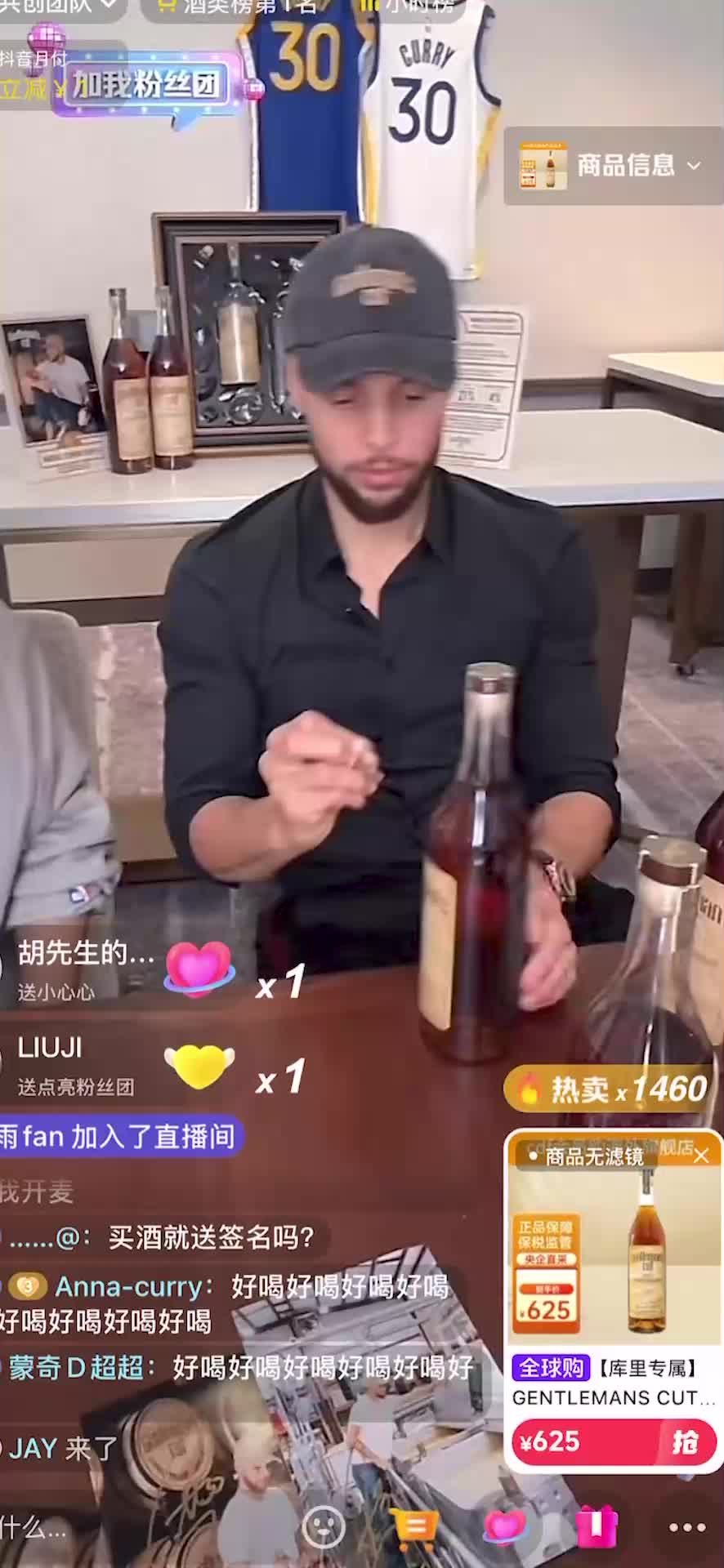 库里被绑架就眨眨眼库里直播带货开始签名卖酒了！