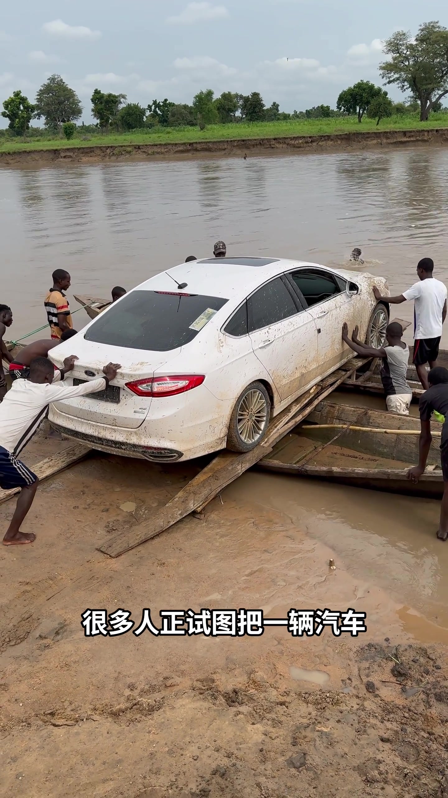 简易渡口，使用小船摆渡汽车！