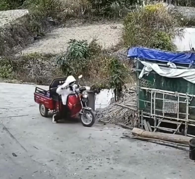 山区道路狭窄，倒车要有人指挥，不小心就会掉沟里