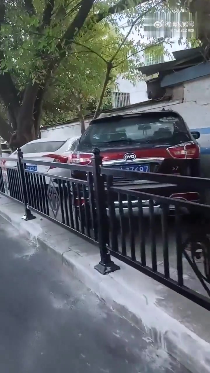 乱停车遇到市政建设，这下出不去了