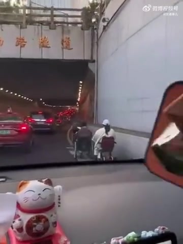 这是组团坐着轮椅闯隧道来了