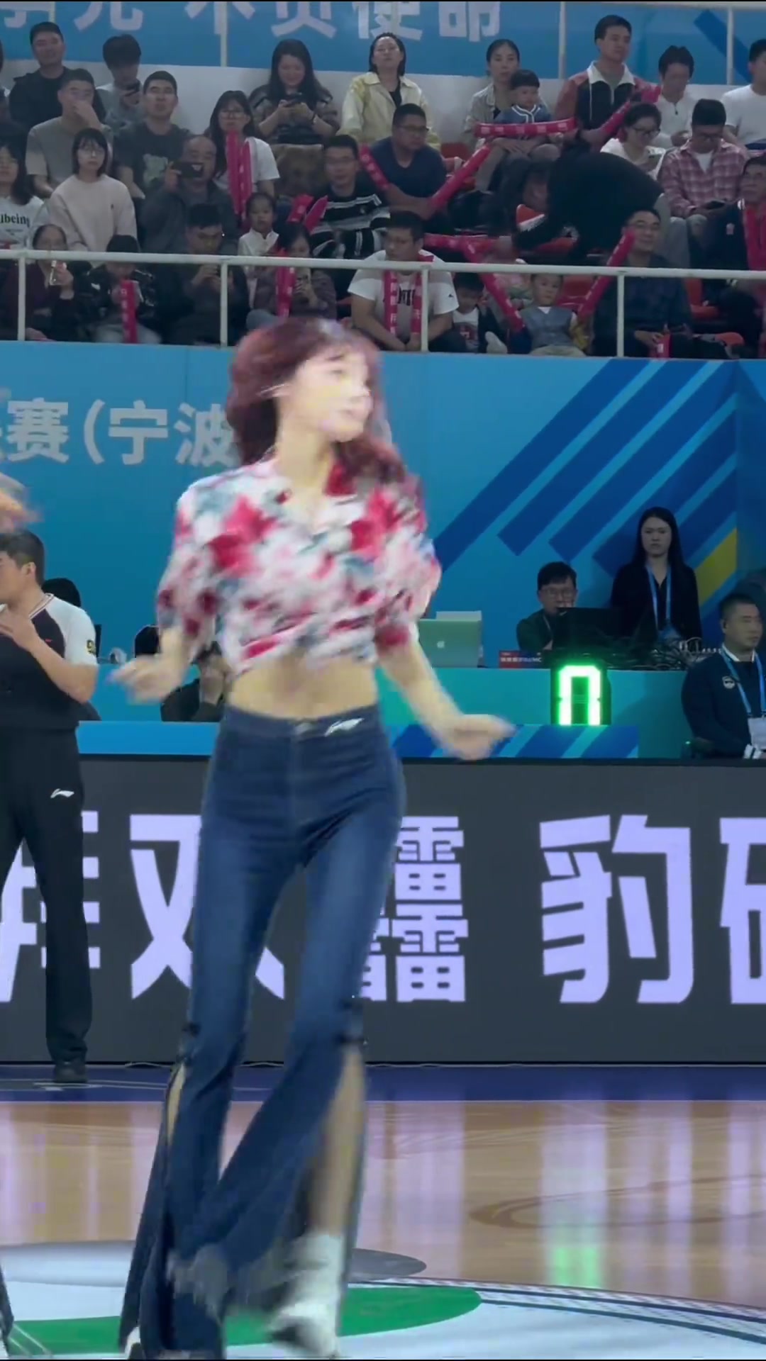 紧身牛仔裤跳舞这比穿小短裙还好看