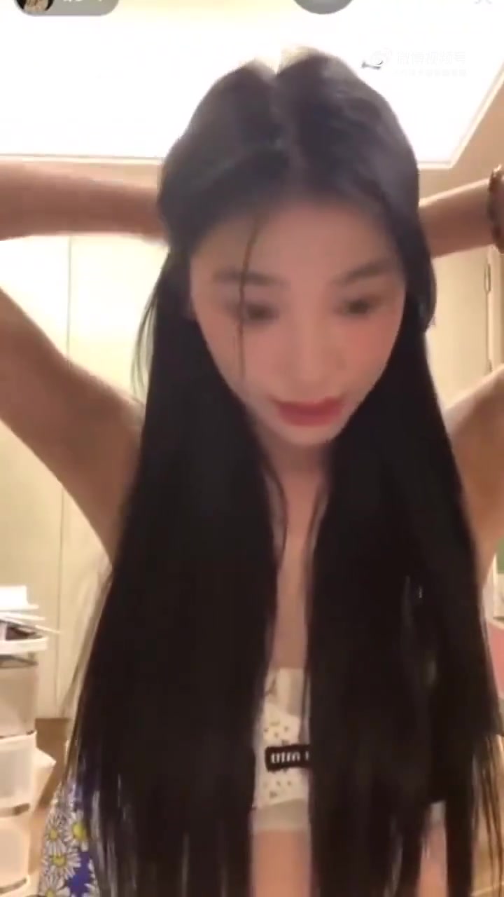 易梦玲差点出现直播事故！这是故意的还是不小心的！