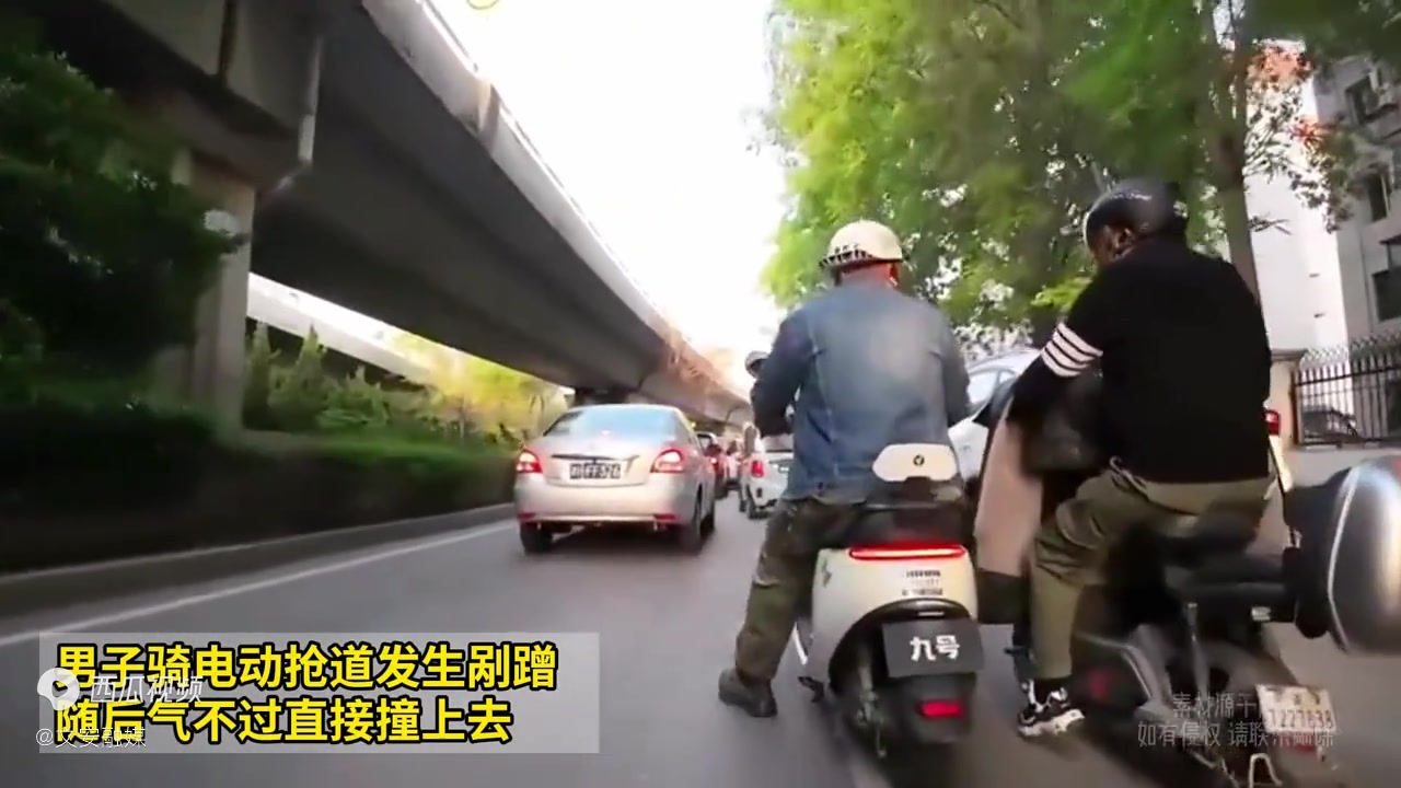 男子骑电动车抢道发生剐蹭随后气不过直接撞上去