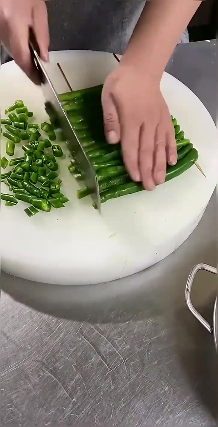 烧烤店辣椒切法，网友疑惑：两头不能吃