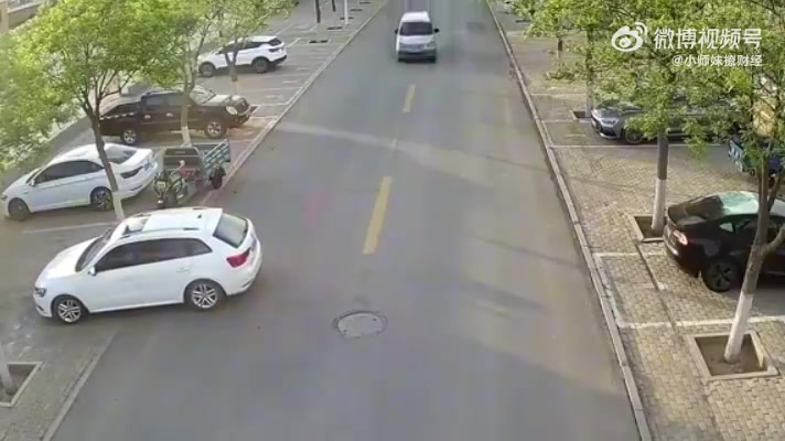 太逆天！两个人同时倒车，谁也没看见谁