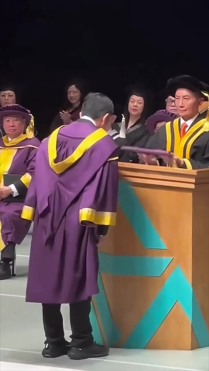 梁朝伟获颁香港演艺学院荣誉博士，厉害了
