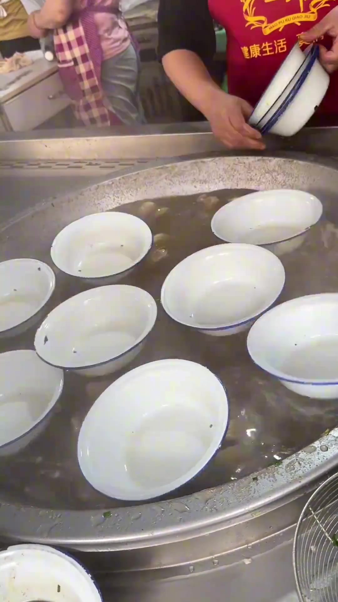 扬州市高邮特色的馄饨店，先把碗扔锅里