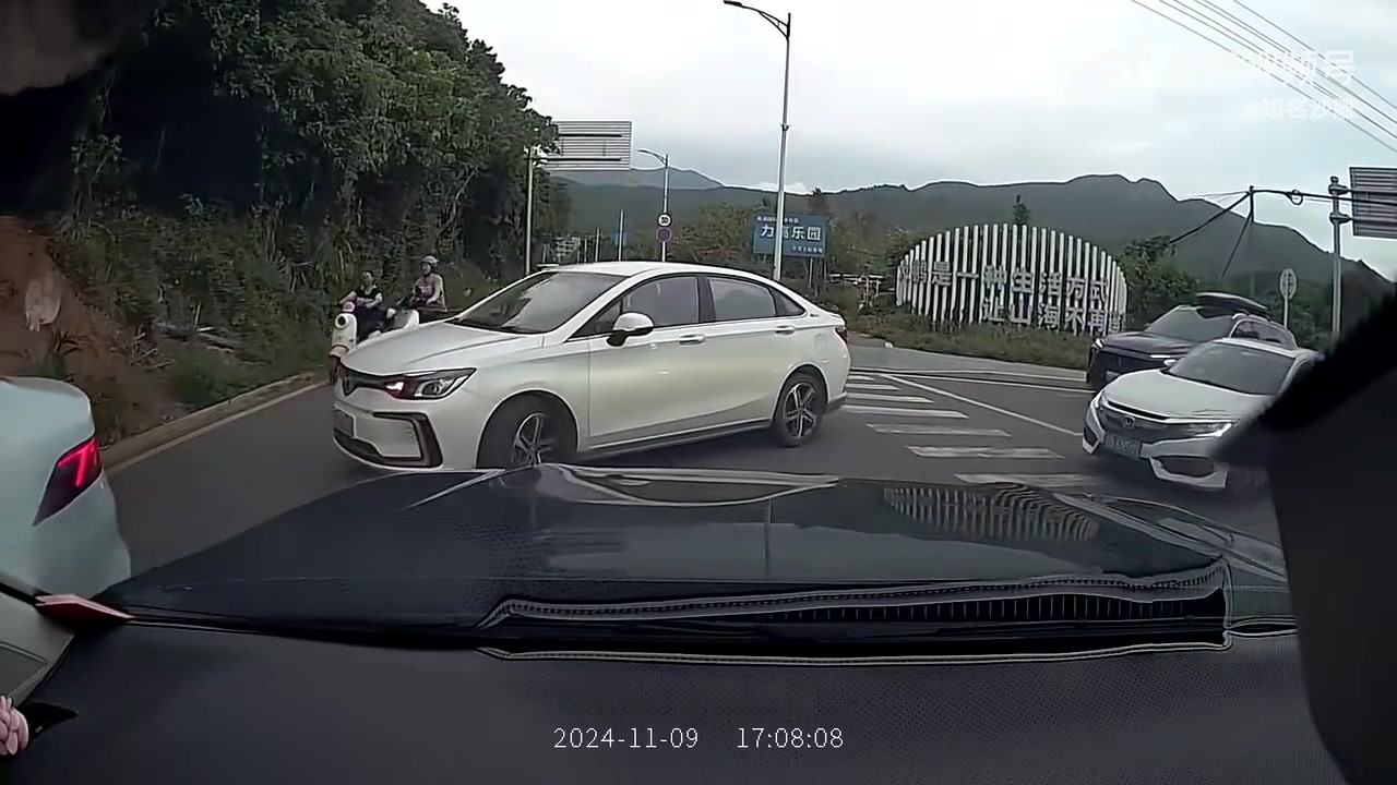 他过不去，把直行也堵住，他还摔车门走，咋想的