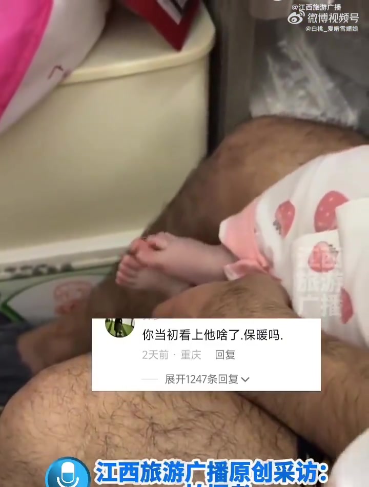 哈哈，吓一跳，还以为猴抱孩子呢！