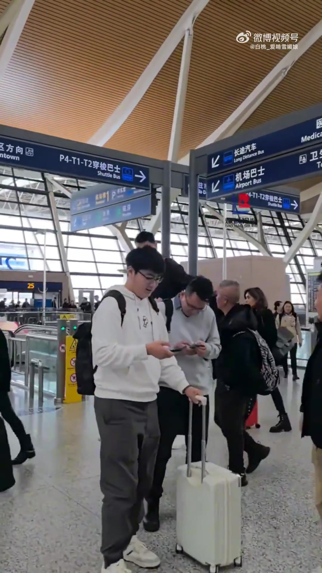 女子机场遇姚明，热情招呼遭无视