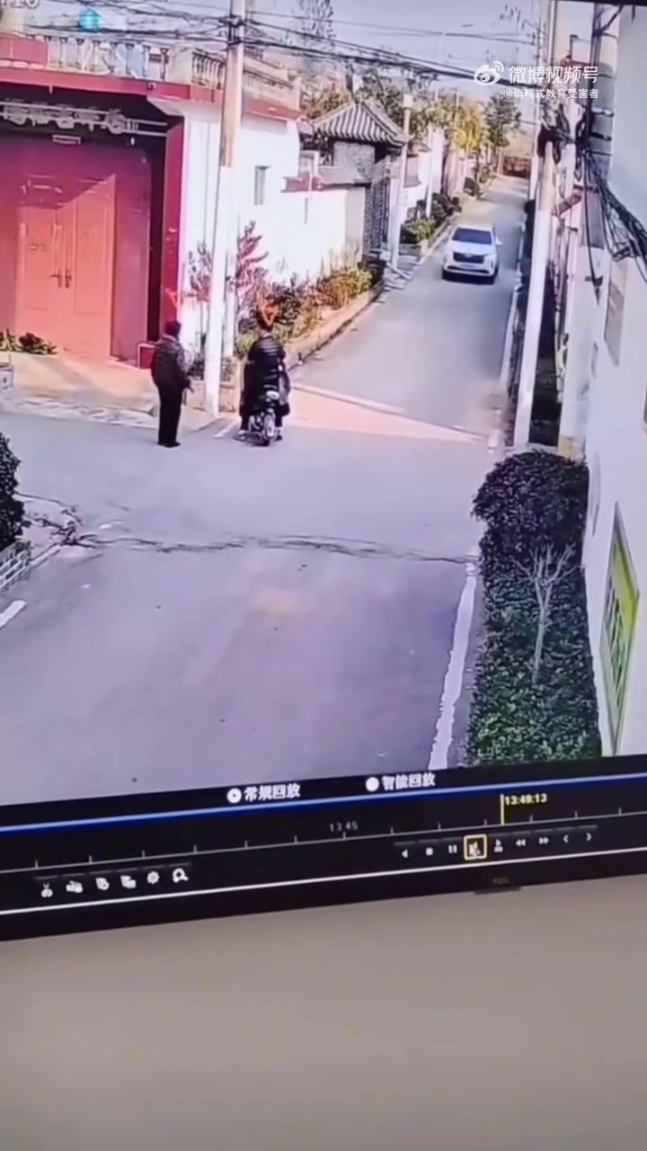 村口唠嗑的那两个人估计吓得不轻！