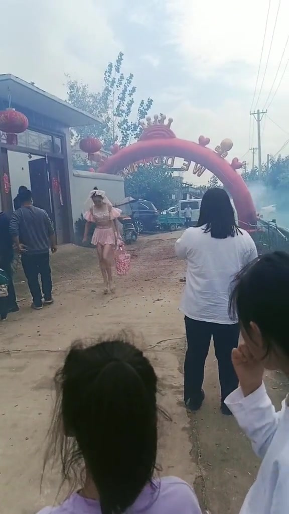 一时分不清是新娘还是伴娘了！