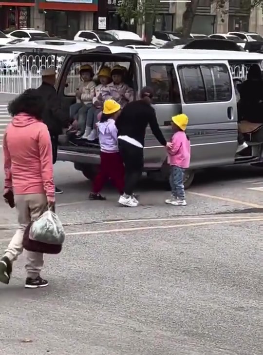 某幼儿园校车这简直是拿生命开玩笑啊！