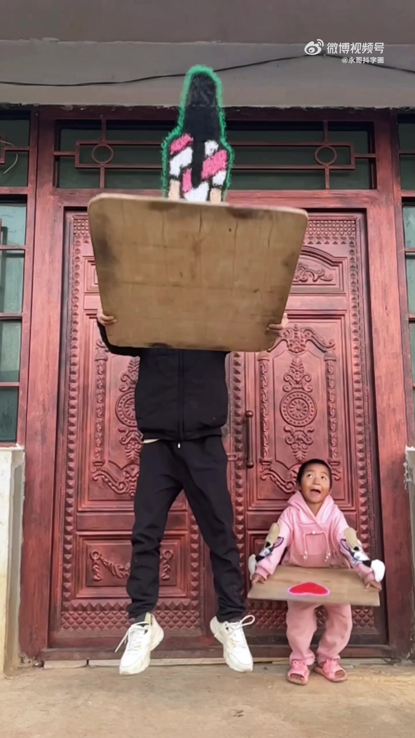 小孩为了抖颗心用尽了全身力气