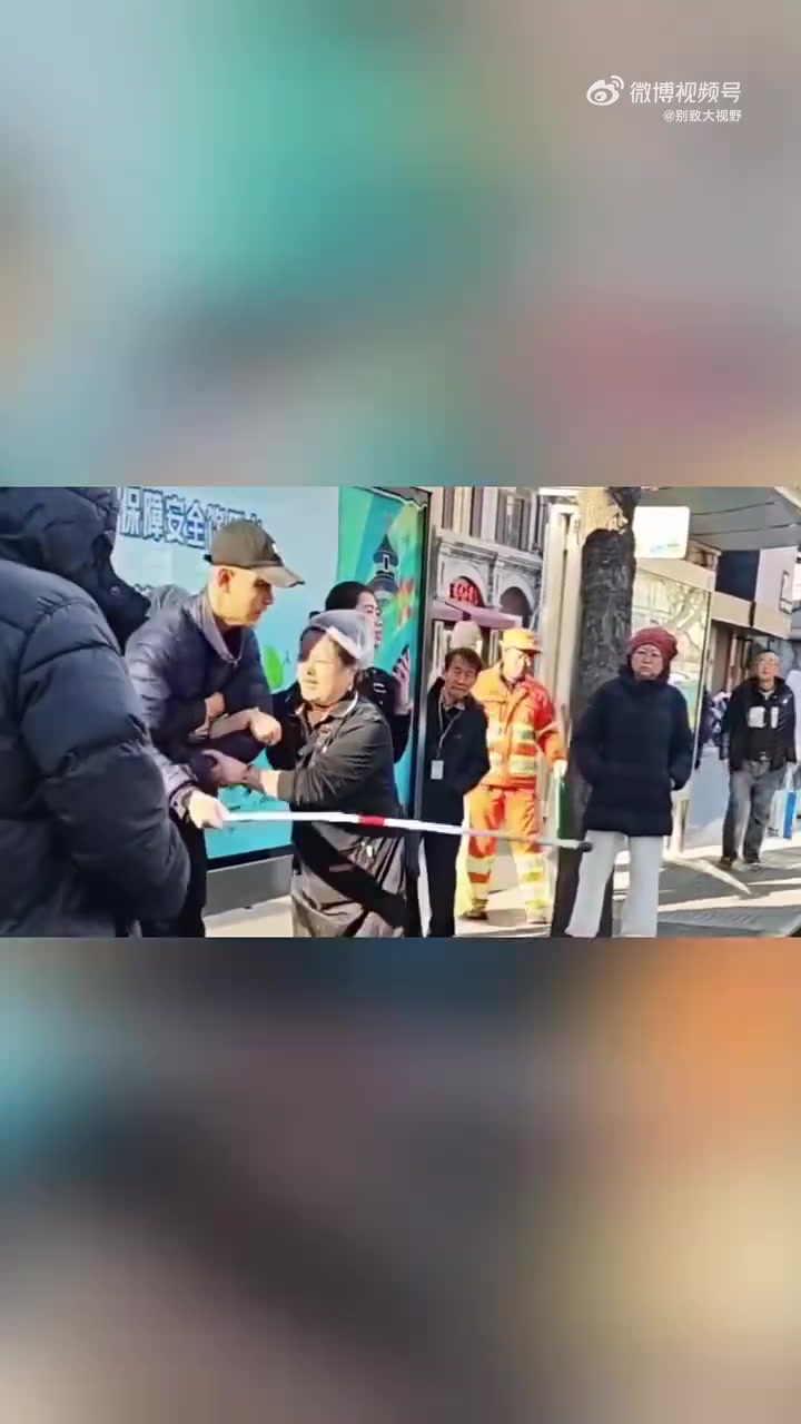 戴帽男子疑因吃饭没给钱，饭店两名店员追出来抱着，不让走