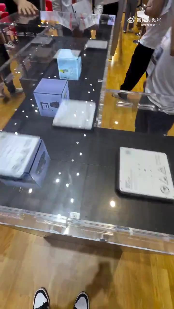 来自一家中国制造商的磁悬浮机器人！太科幻了！