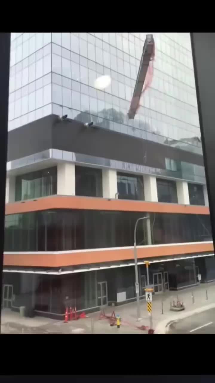 这个行业风险也是相当的高啊，还好有安全绳！