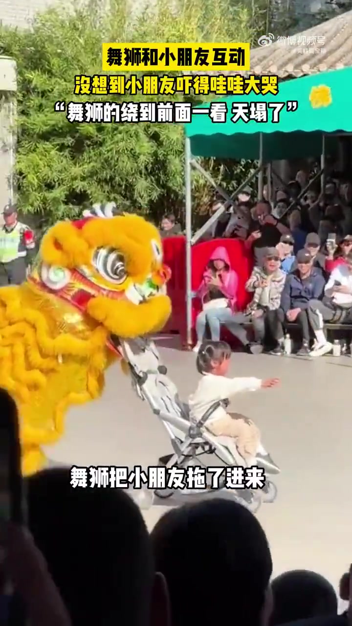 舞狮绕到前面，一看天塌了，赶紧送回