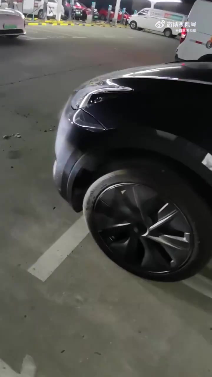 特斯拉充电时冒烟了！别怕，有热泵的车，冬天都会这样！