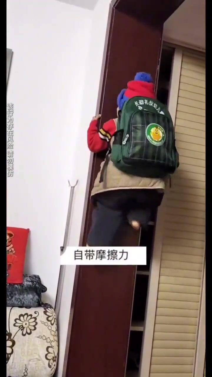 娃娃徒手爬墙“如履平地”