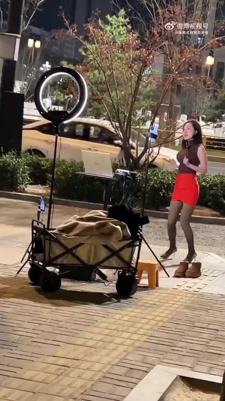这么大冷天的穿这么少说实话，这活很多人也干不了
