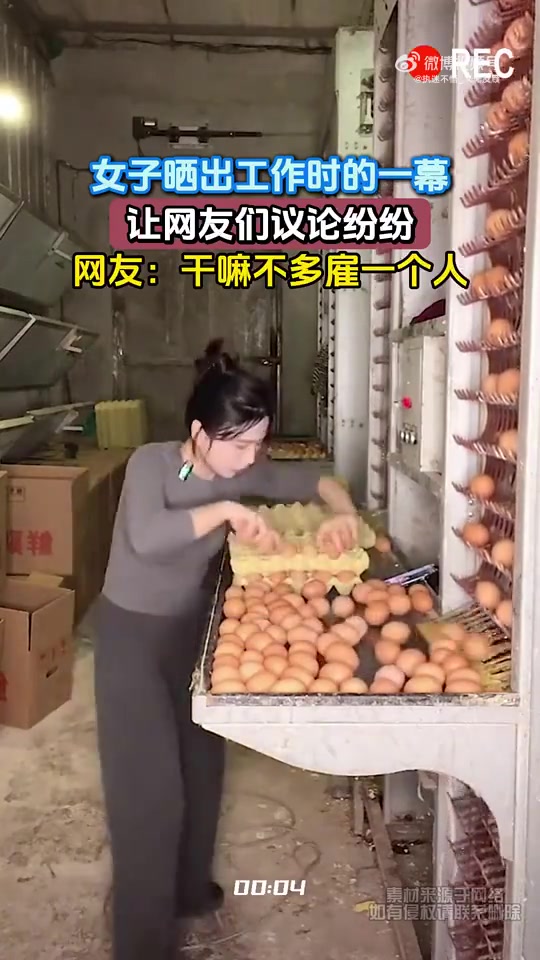 女子工作一幕被晒出，网友议论，称为何不多雇一人