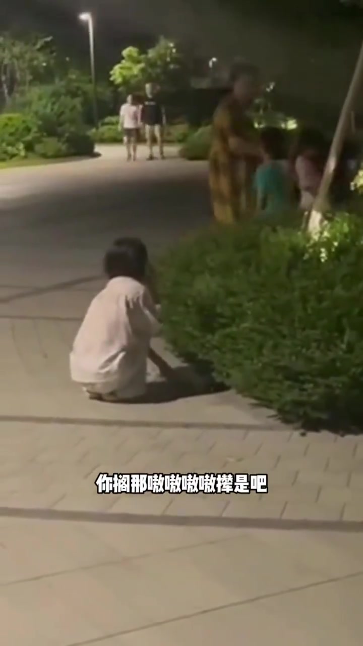 女子遛狗不牵绳狗吓女孩，女孩家人怒摔死狗，女子哭着道歉