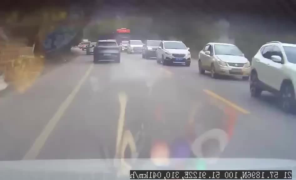 这挑衅加上逆行全责啊！