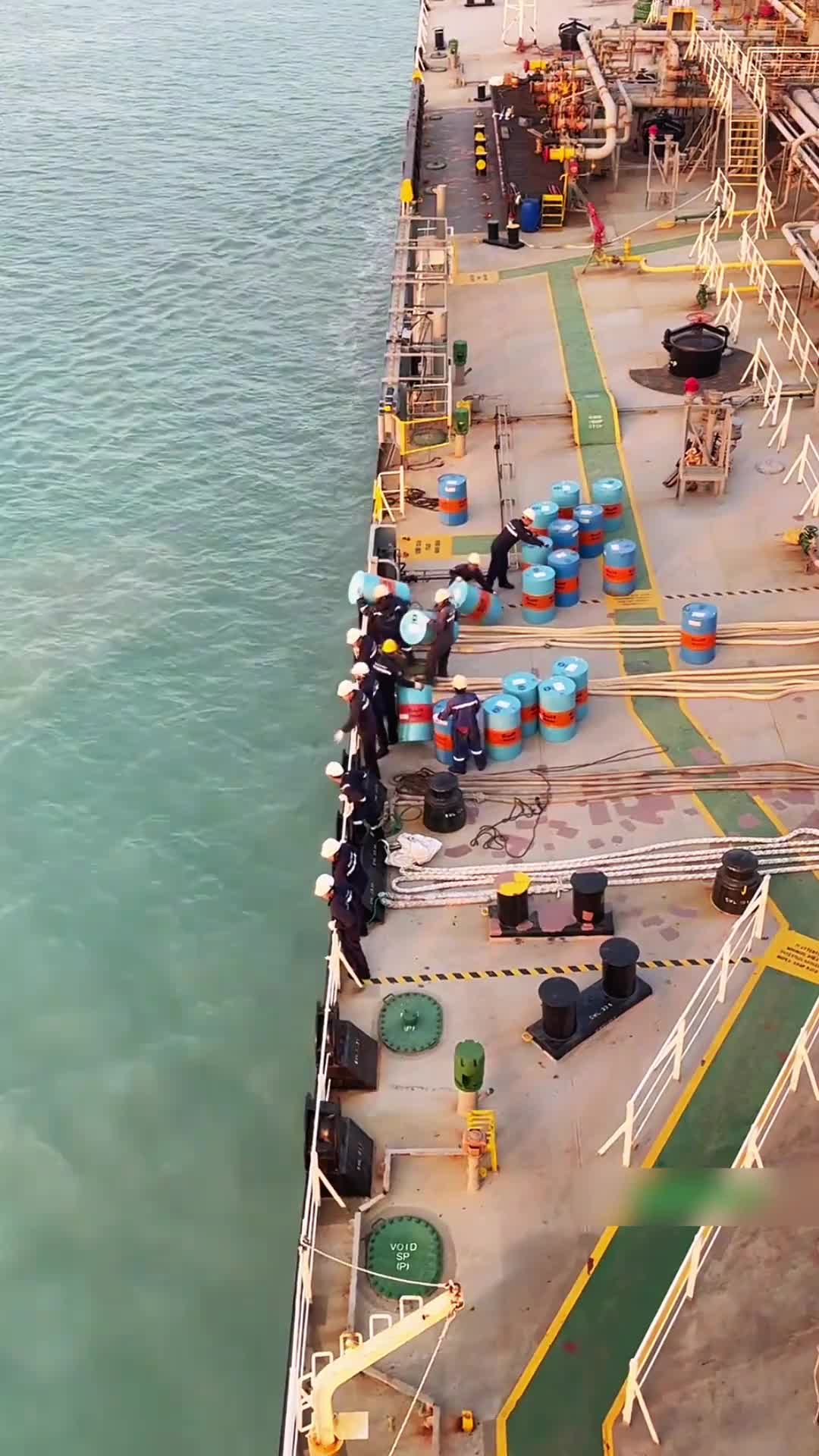 来看看海上空油桶能交换些什么东西！