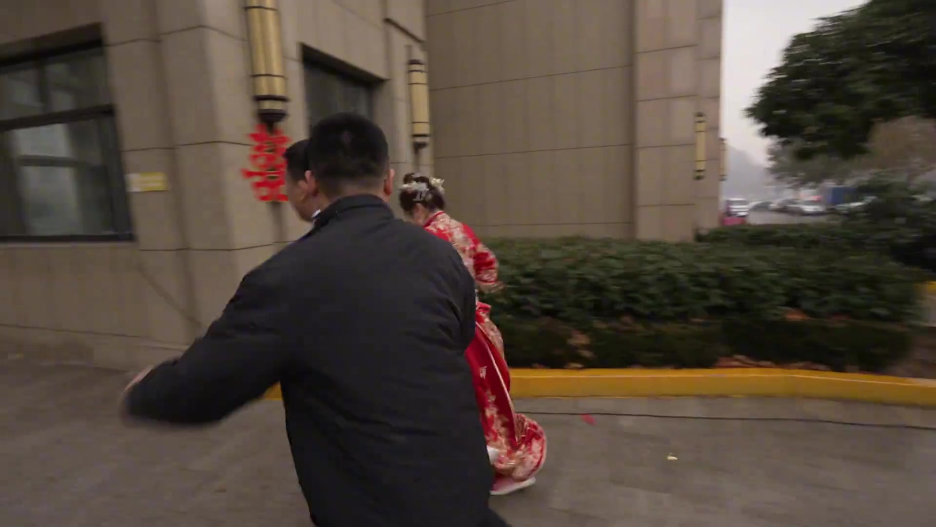 还好嫁了个愿意保护她的新郎！
