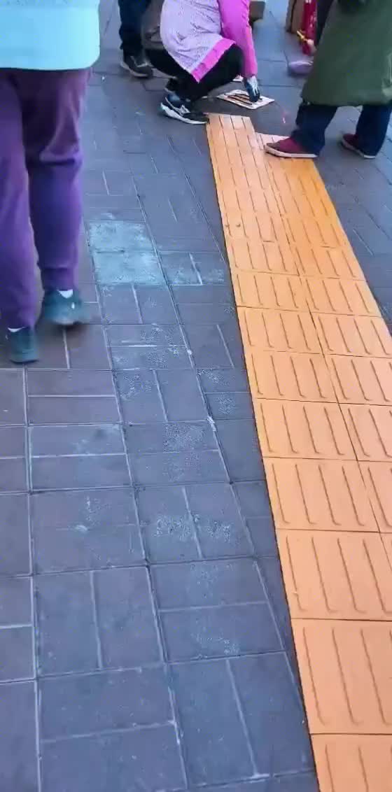 盲道是这么贴的啊，涨知识了！