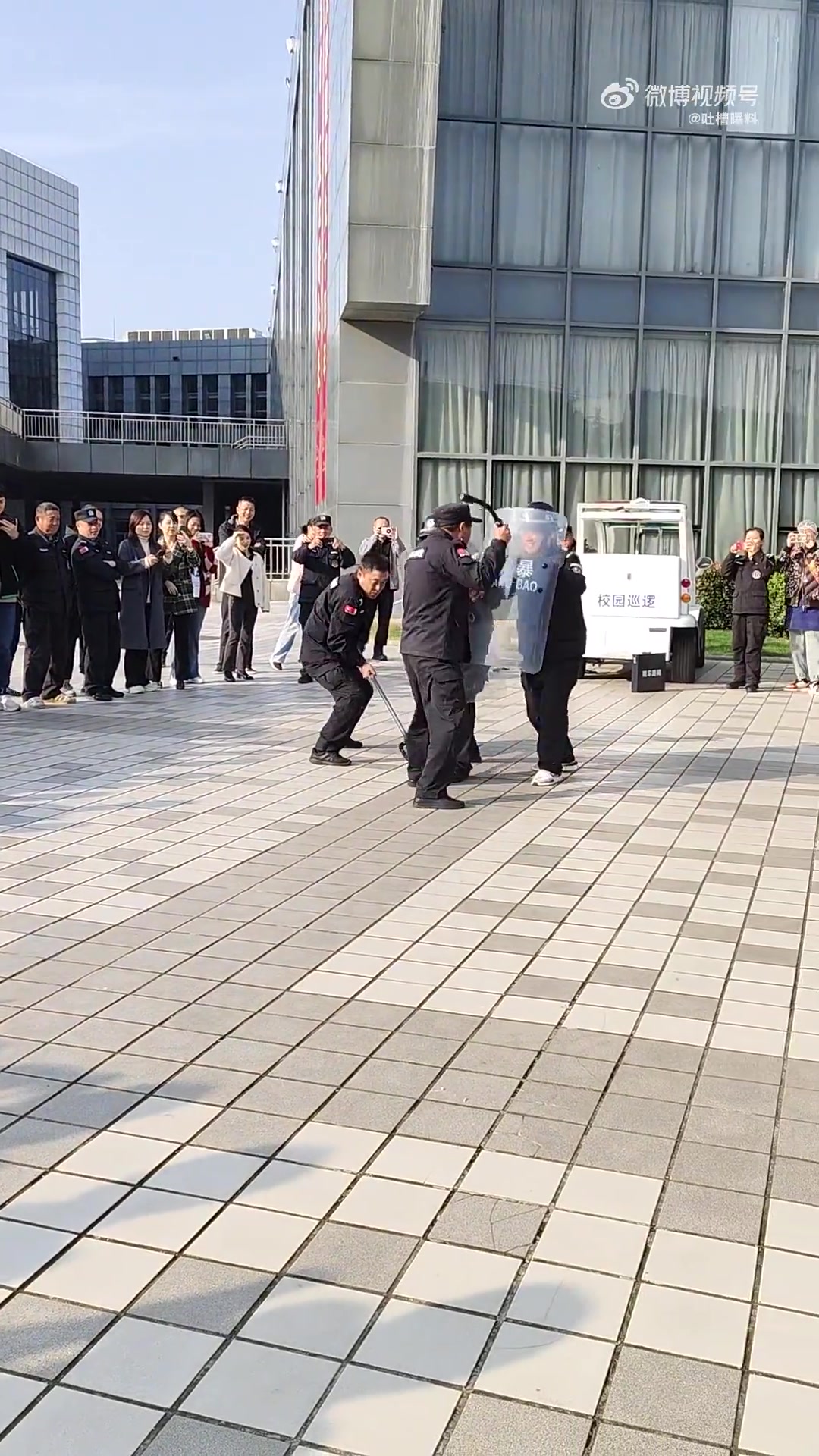 表演不错，今晚必须加鸡腿！