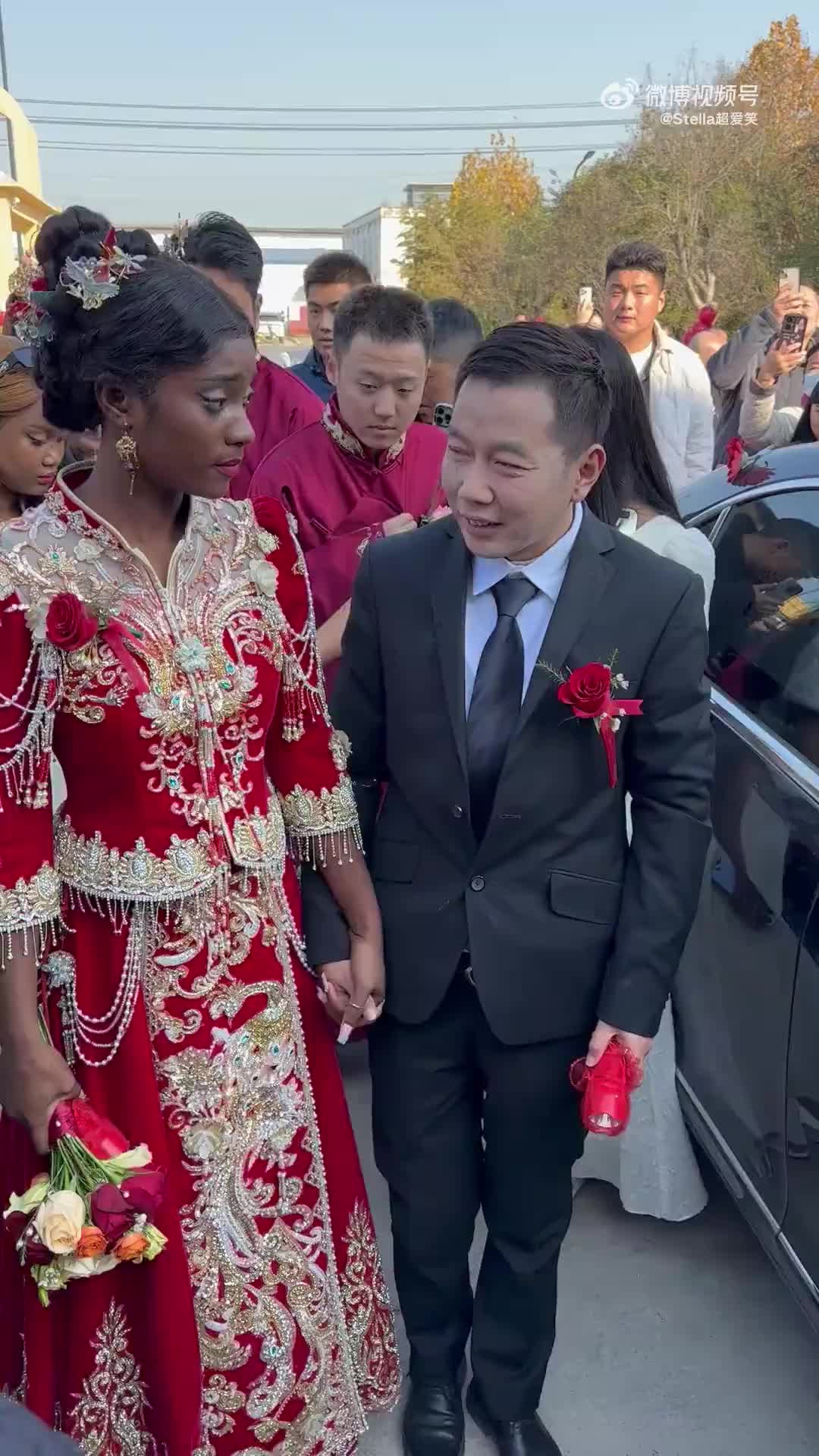 这眼神，真替这姑娘捏一把汗！
