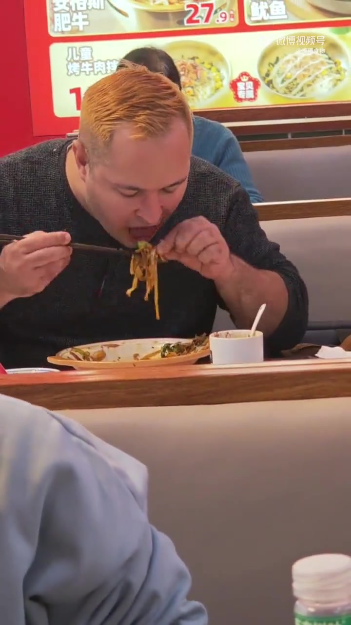 看出来人家已经很努力的在吃了