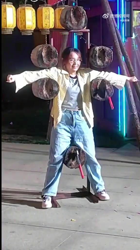 杂技飞斧专业表演，危险动作，请勿模仿