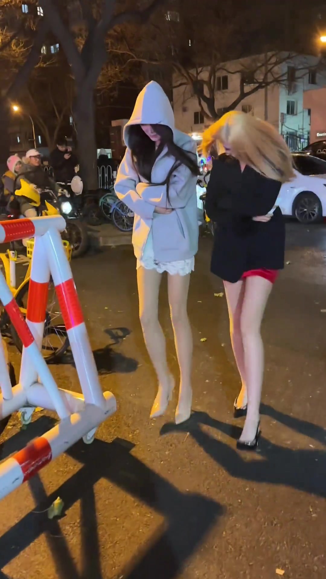 她们的腿色差怎么那么大啊