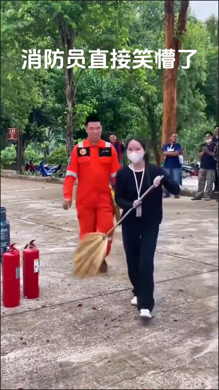 消防员：你这样显得我像个小丑