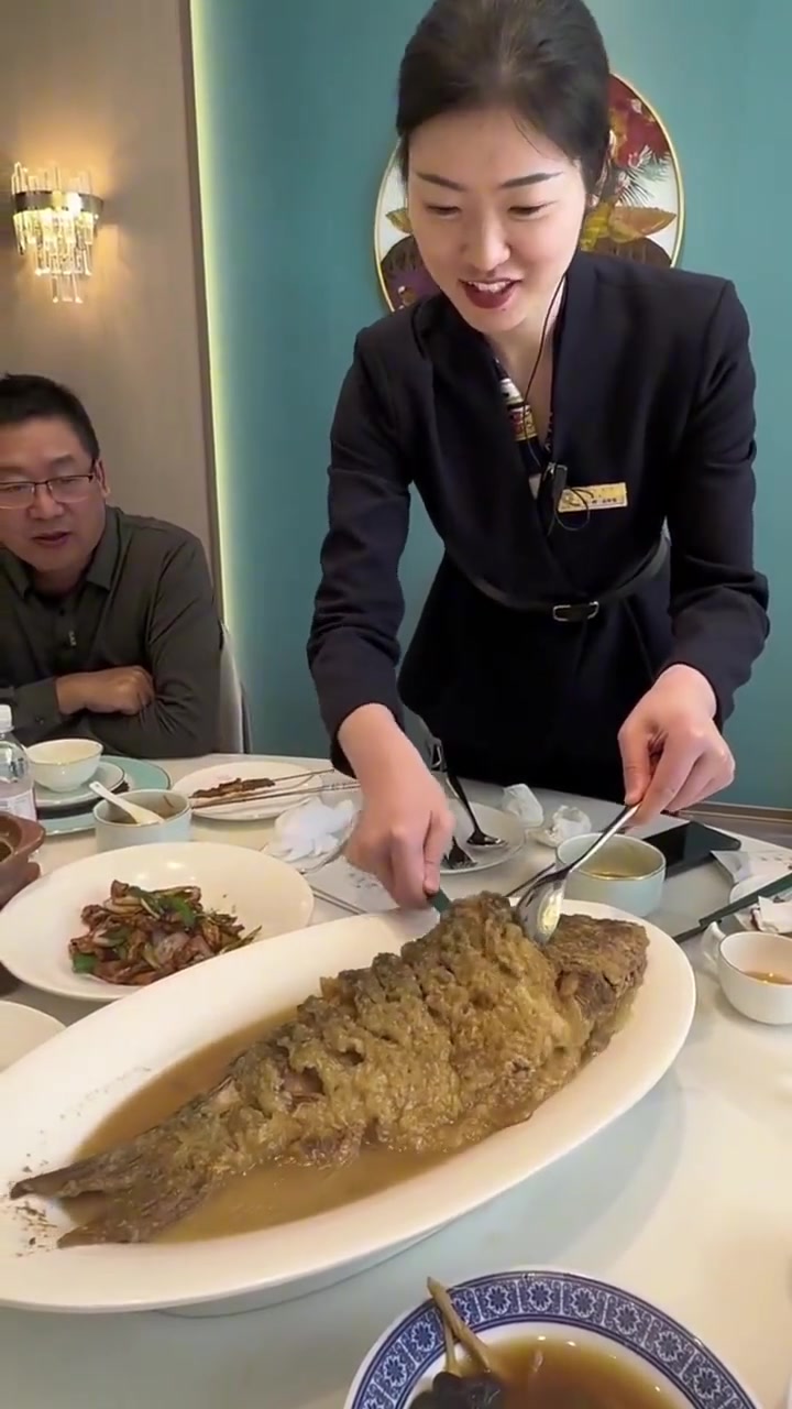这条鱼398元，其中剥鱼费300元