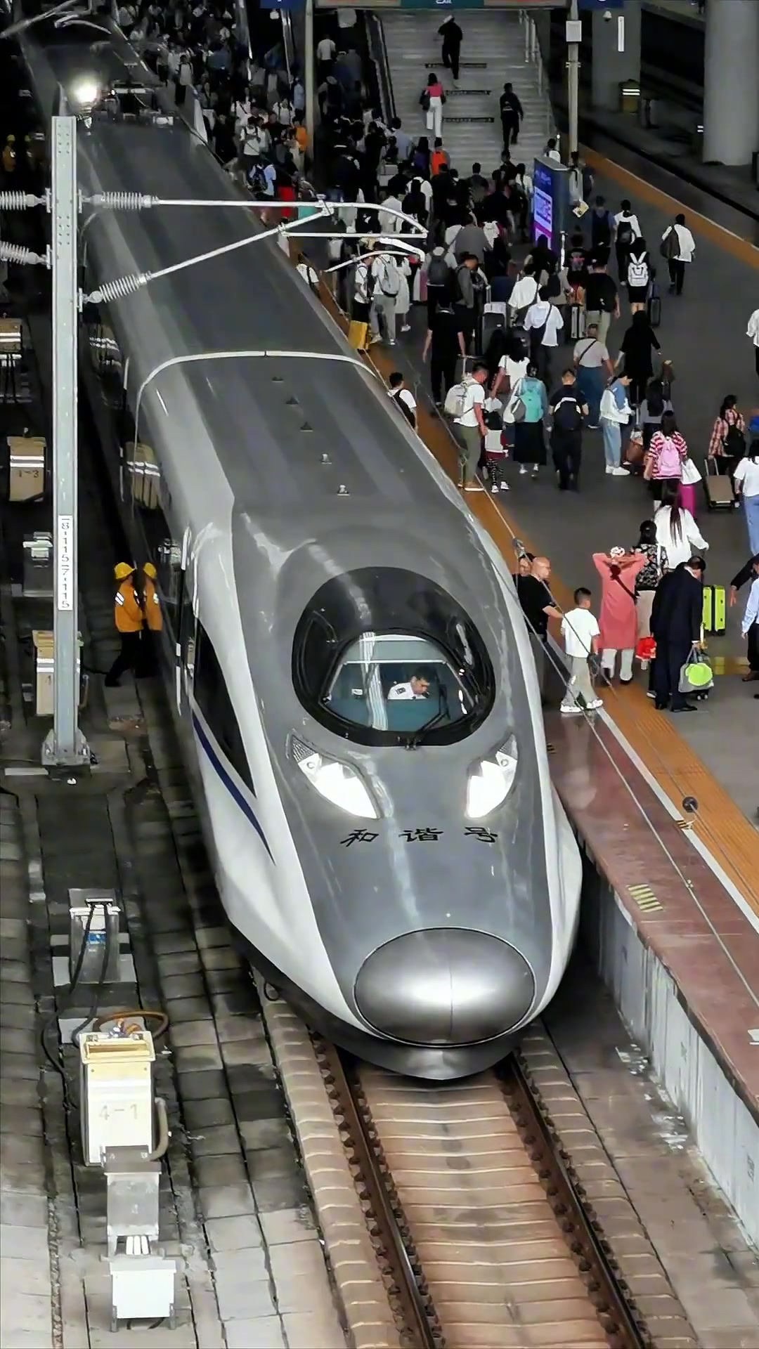 和谐号380A到达终点站白灯变红灯，车头变车尾，霸气换端