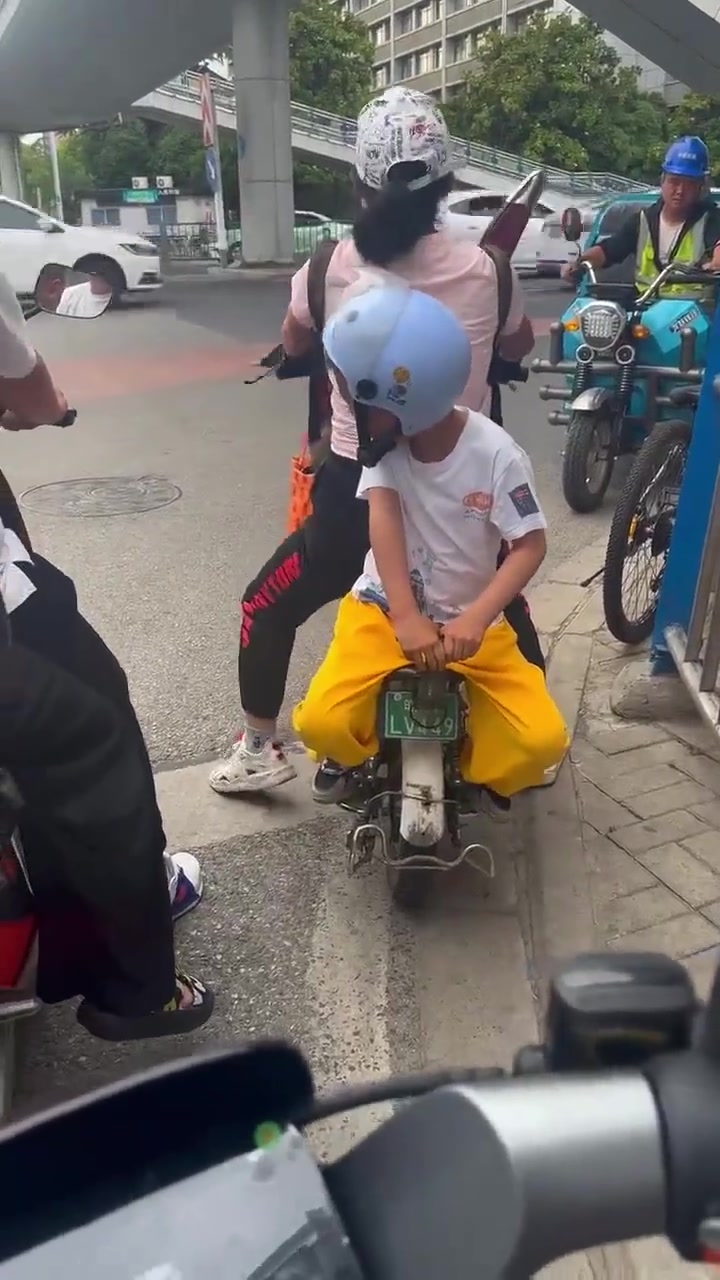 小孩哥似乎生无可恋了