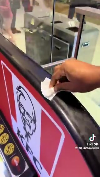 商场扶梯把手有多脏，老哥亲自用纸巾做实验