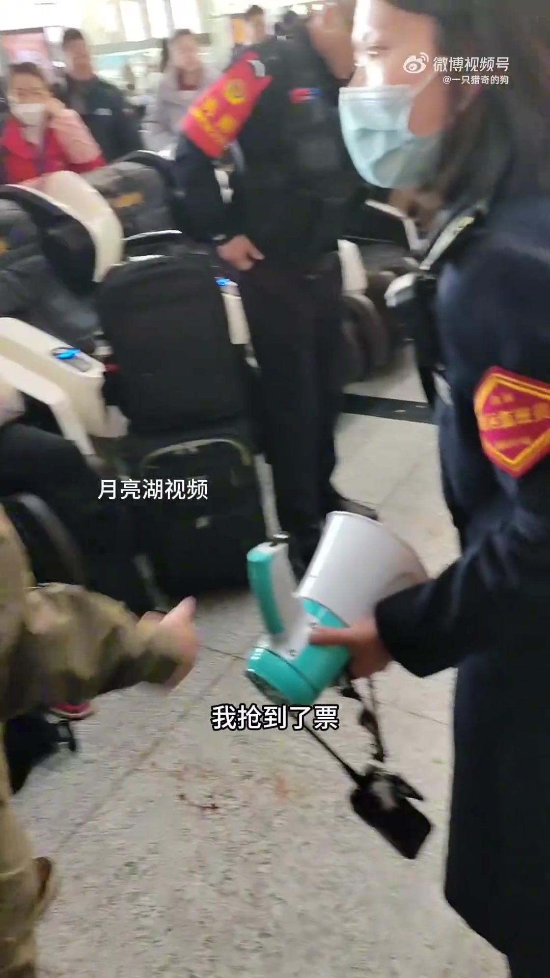 好兄弟因为抢不到票发生争斗，友谊的小船说翻就翻