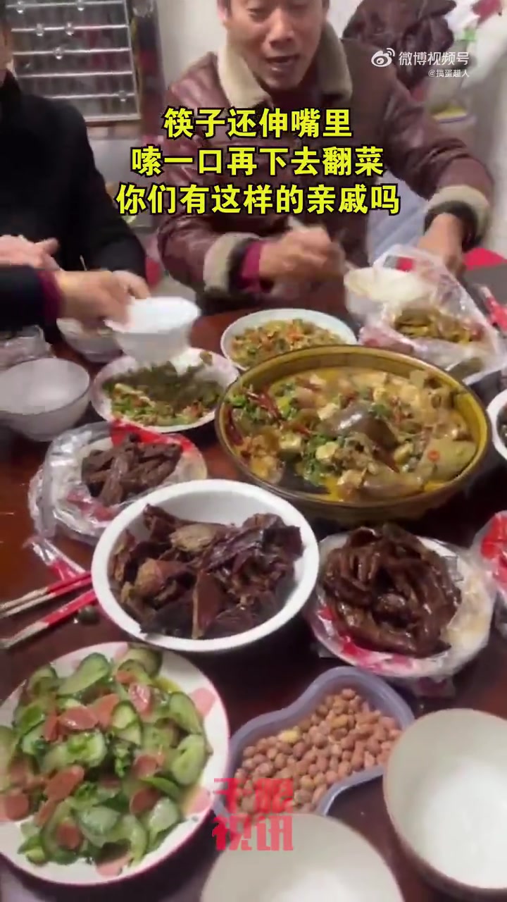 筷子还伸嘴里嗦一口在下去翻菜