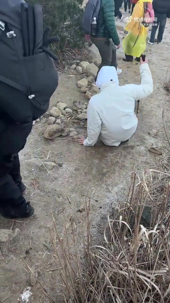 互相提醒下就都没事了！看看几个摔倒的