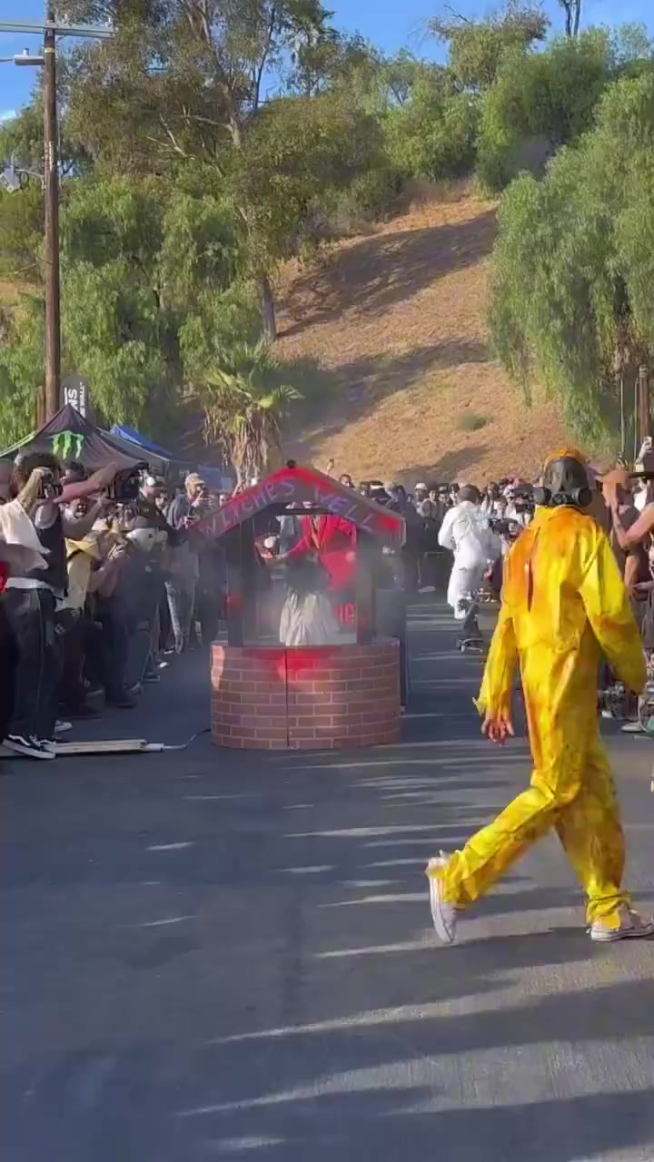 当蝙蝠侠和小丑同场PK滑板，你觉得谁更胜一筹