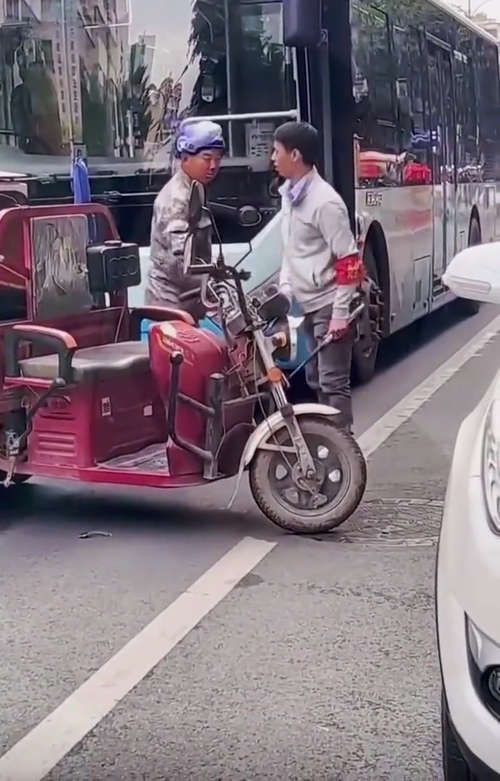 大哥你上当了，前玻璃挺贵的