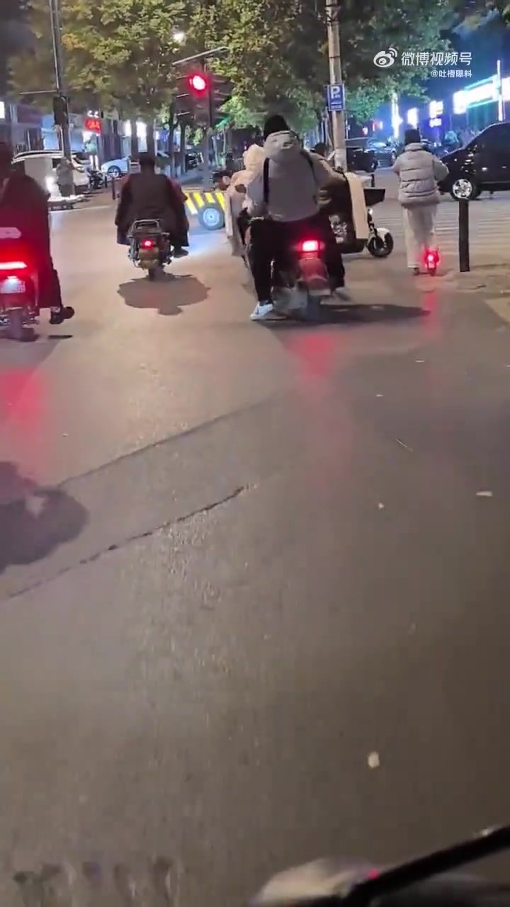 河南郑州偷手机的都这麽猖狂了
