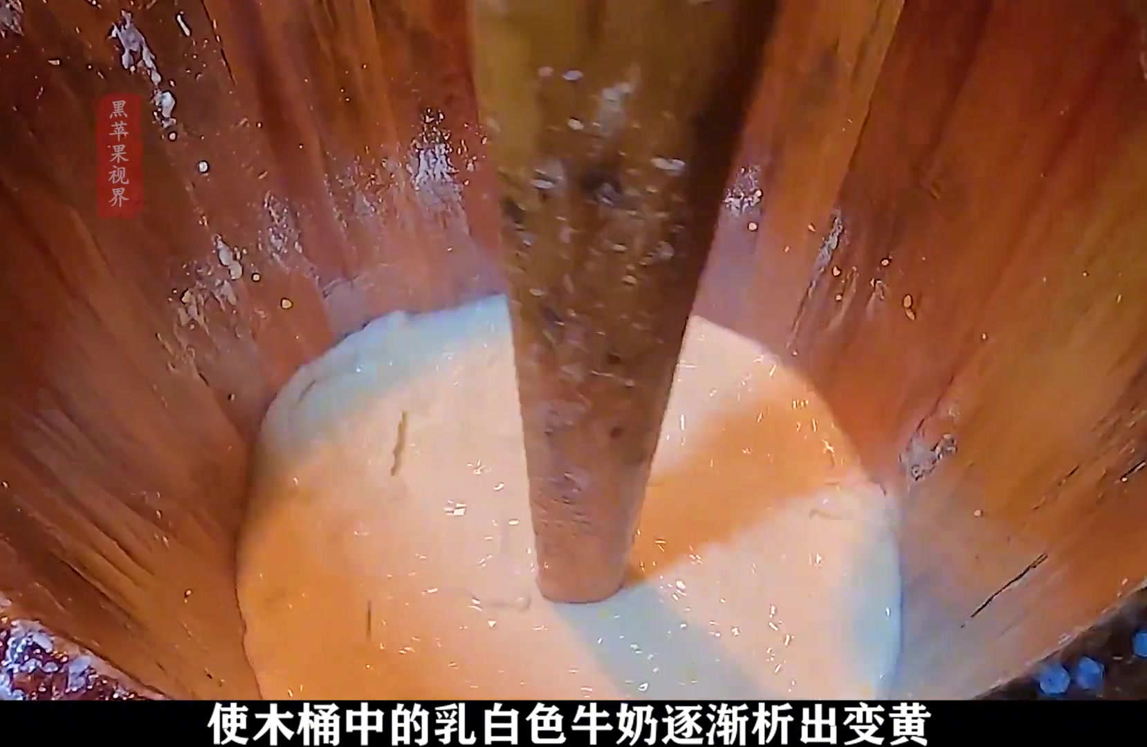 为了得到这坨液体黄金，几个壮汉都差点累趴下