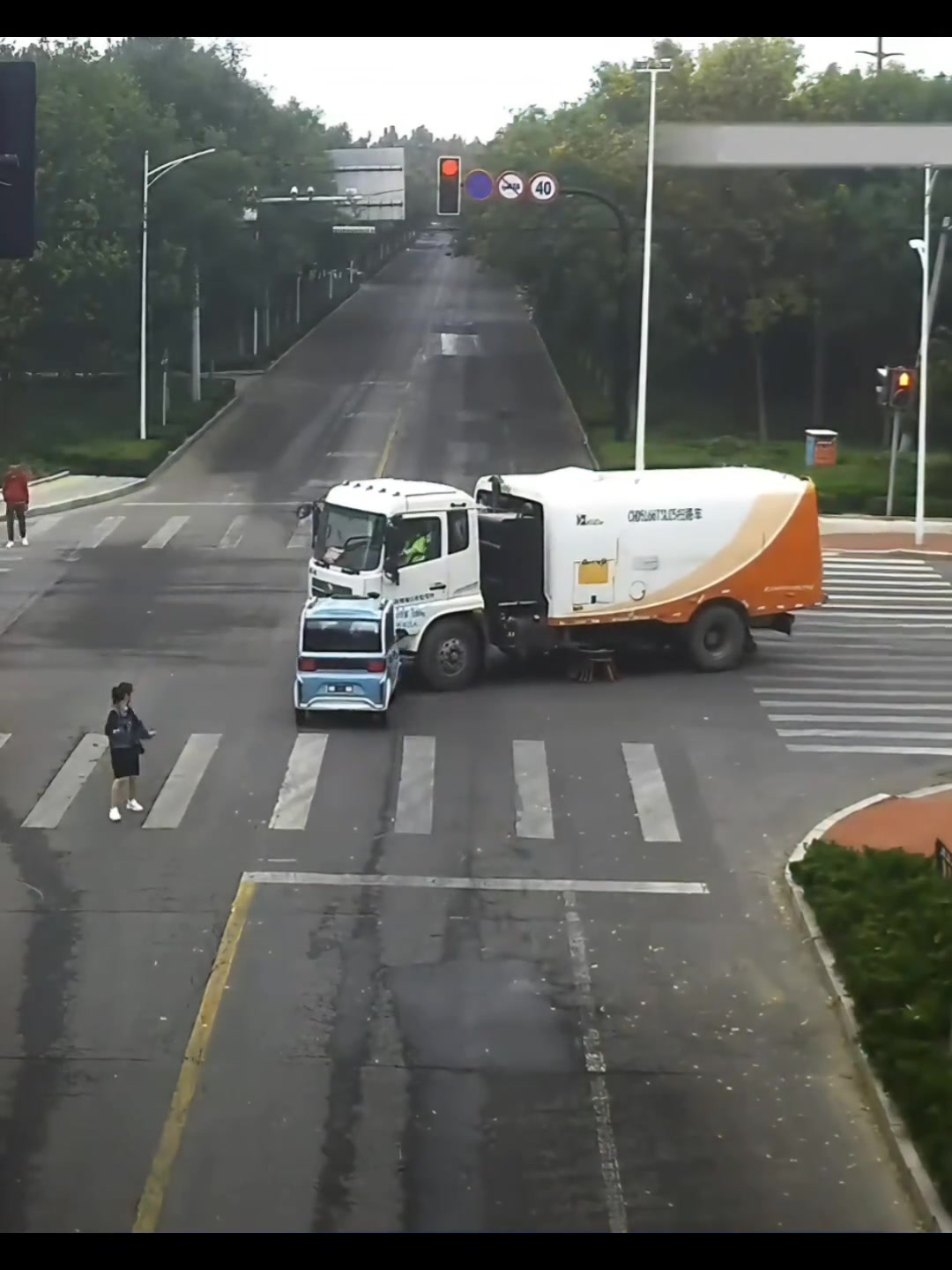 闯红灯,小身躯大能量，先吓路人，再怼大车！